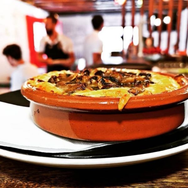 Queso fundido con campiñon/ geschmolzener Käse mit Pilzen   /  melted cheese with mushroom